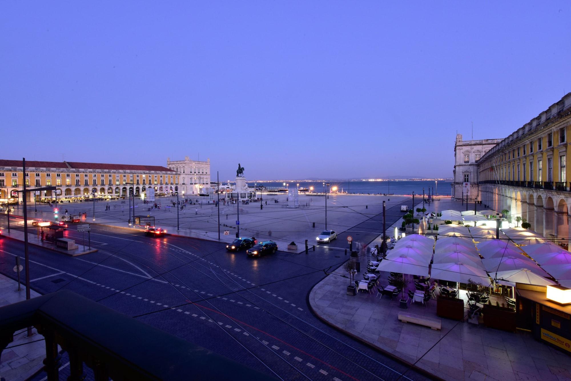 Pousada De Lisboa - Small Luxury Hotels Of The World Luaran gambar The Praça do Comércio at night