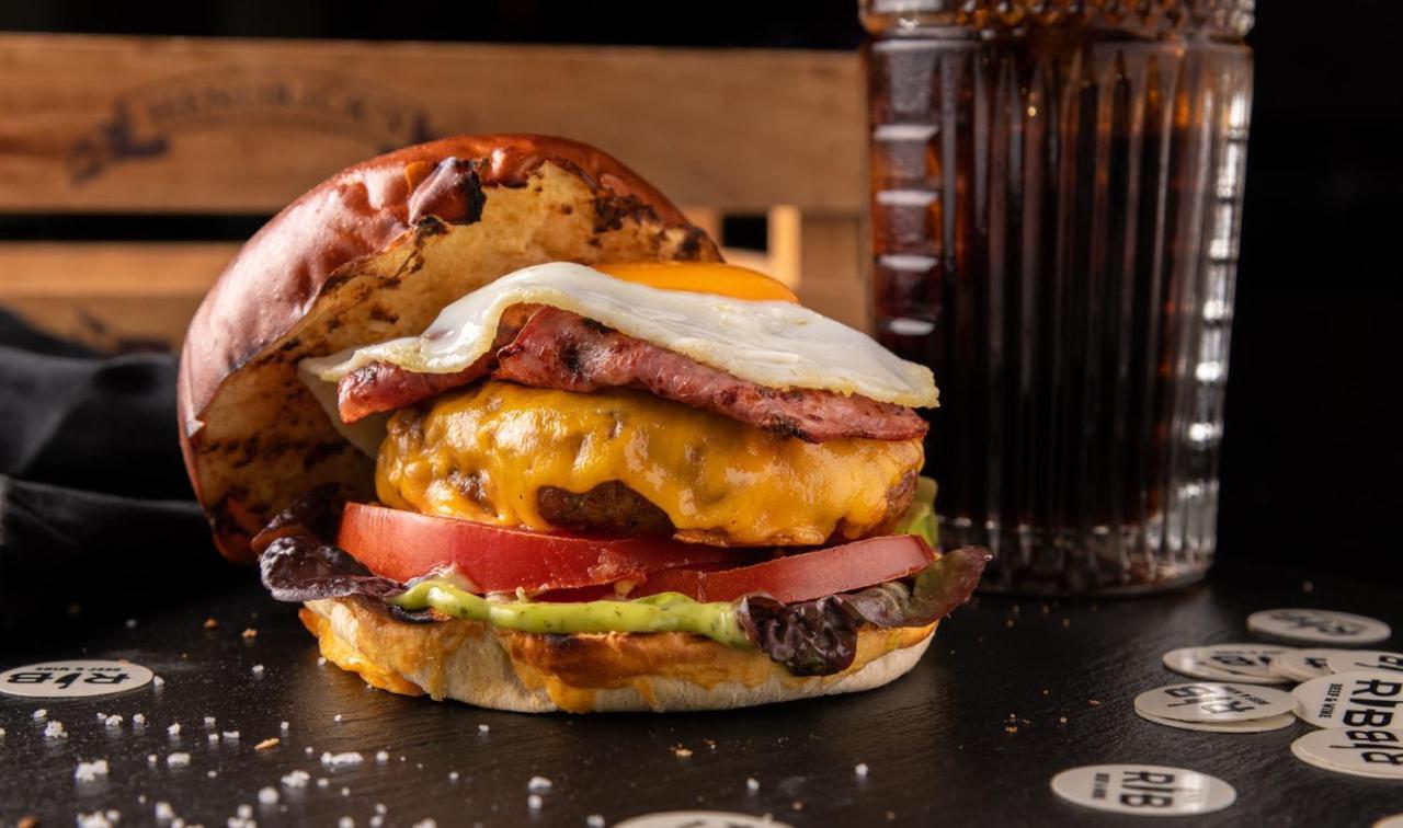 Pousada De Lisboa - Small Luxury Hotels Of The World Luaran gambar A cheeseburger with bacon and egg
